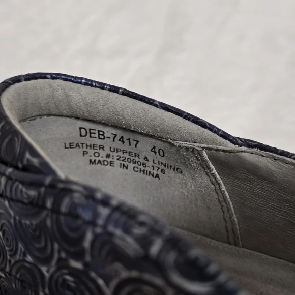 Stylish Women's Slip-On Shoes in Blue and Black - Picture 9 of 10